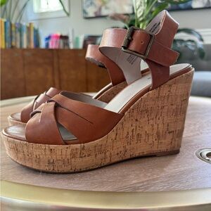 Hinge cognac platform leather sandals, size 9